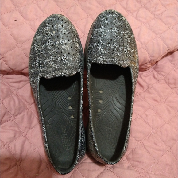 Sketchers slip ons - Picture 2 of 3